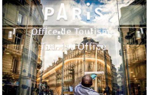 Last tourist information centre in Paris closes