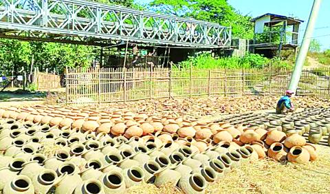 သာယာဝတီမြို့ရှိ ဒေသခံပြည်သူများ မိရိုးဖလာမြေအိုးလုပ်ငန်းဖြင့် အဆင်ပြေ