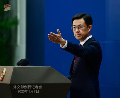 အင်ဒိုနီးရှားက BRICS တရားဝင်အဖွဲ့ဝင်နိုင်ငံ ဖြစ်လာ ခြင်းနှင့်ပတ်သက်၍ သတင်းထောက်များ၏ မေးမြန်းချက် အား တရုတ်နိုင်ငံခြားရေးဝန်ကြီး ပြောရေးဆိုခွင့်ရှိသူ ဖြေကြား
