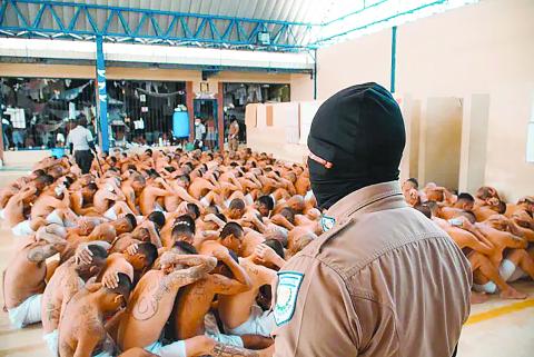 အမေရိကန်မှ ပြည်နှင်ဒဏ်ပေးလိုက်သည့် ရာဇဝတ်သားများအား အခကြေးငွေဖြင့် လက်ခံထားနိုင်ဟု အယ်လ်ဆာဗေဒေါနိုင်ငံ သမ္မတပြော