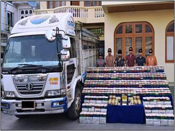 ပြစ်မှုကျူးလွန်သူများအား သိမ်းဆည်းရမိသည့် မူးယစ်ဆေးဝါးများနှင့်အတူ တွေ့ရစဉ်။