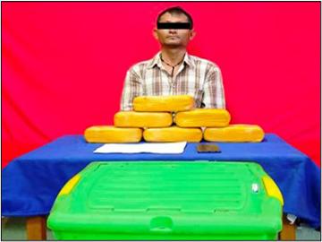 ပြစ်မှုကျူးလွန်သူအား သိမ်းဆည်းရမိသည့် စိတ်ကြွရူးသွပ်ဆေးပြားများနှင့်အတူ တွေ့ရစဉ်။