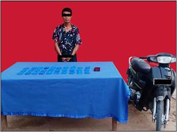 ပြစ်မှုကျူးလွန်သူအား သိမ်းဆည်းရမိသည့် စိတ်ကြွရူးသွပ်ဆေးပြားများနှင့်အတူ တွေ့ရစဉ်။