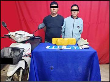 ပြစ်မှုကျူးလွန်သူများအား သိမ်းဆည်းရမိသည့် စိတ်ကြွရူးသွပ်ဆေးပြားများနှင့်အတူ တွေ့ရစဉ်။