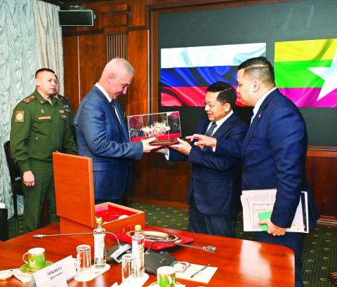 နိုင်ငံတော်စီမံအုပ်ချုပ်ရေးကောင်စီဥက္ကဋ္ဌ နိုင်ငံတော်ဝန်ကြီးချုပ် ဗိုလ်ချုပ်မှူးကြီး မင်းအောင်လှိုင် ရုရှားဖက်ဒရေးရှင်းနိုင်ငံ ကာကွယ်ရေးဝန်ကြီး H.E. Mr. Andrei Removich နှင့် တွေ့ဆုံဆွေးနွေး