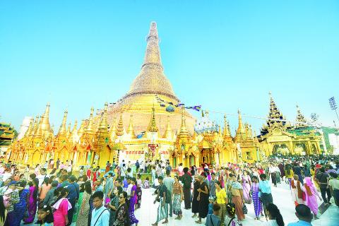 Yangon pagodas overflow with pilgrims on Taboung full moon day