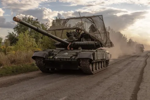 Kursk ဒေသမှ စွန့်ခွာထွက်ပြေးသွားကြသည့် ယူကရိန်း စစ်တပ်၏ နေတိုးစစ်လက်နက်ပစ္စည်းများနှင့် စစ်ပွဲသုံးကားများကို ရုရှားစစ်သည်များက လိုက်လံ သိမ်းဆည်းလျက်ရှိ