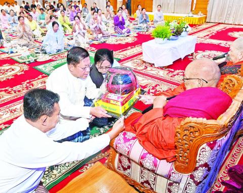 ပြည်ထောင်စုသမ္မတမြန်မာနိုင်ငံတော် နိုင်ငံတော်စီမံအုပ်ချုပ်ရေးကောင်စီက မန္တလေးငလျင်ကြီး လှုပ်ခတ်မှုကြောင့် ပျံလွန်၊ ကွယ်လွန်ခဲ့ကြရသည့် ရဟန်း၊ ရှင်၊ လူ ပြည်သူများအားရည်စူး၍ တစ်လပြည့် နေ့ဆွမ်းဆက်ကပ်လှူဒါန်းပွဲ ကျင်းပ