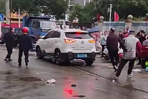 တရုတ်နိုင်ငံ အရှေ့ပိုင်း၊ စာသင်ကျောင်း အပြင်ဘက်၌ လူအုပ်ကို ကားဖြင့် ဝင်တိုက်မှုဖြစ်ပွား