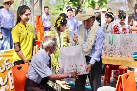 ဧပြီ ၁၃ ရက် သင်္ကြန်အကြိုနေ့တွင် အပျော်အပါးသီဆိုကခုန်မှုများမပါဝင်ဘဲ မြန်မာ့ရိုးရာအစဉ်အလာနှင့်အညီသင်္ကြန်ပွဲတော်များကို ကျင်းပလျက်ရှိရာတွင် နိုင္ငံေတာ္စီမံအုပ္ခ်ုပ္ေရးေကာင္စီ​ ဥက္ကဋ္ဌ၊ နိုင်ငံတော်ဝန်ကြီးချုပ်၊ ဗိုလ်ချုပ်မှူးကြီးမင်းအောင်လှိုင်နှင့် ဇနီးတို့သည် နေပြည်တော်မြို့တော်ဝန်မဟာသင်္ကြန်မဏ္ဍပ်၊ နေပြည်တော်လမ်းလျှောက်သင်္ကြန်မဏ္ဍပ်၏ ရေအေးသင်္ကြန်မဏ္ဍပ်နှင့် စတုဒိသာမဏ္ဍပ်တို့သို့ သွားရောက်၍ ကြည့်ရှုအားပေးခဲ့