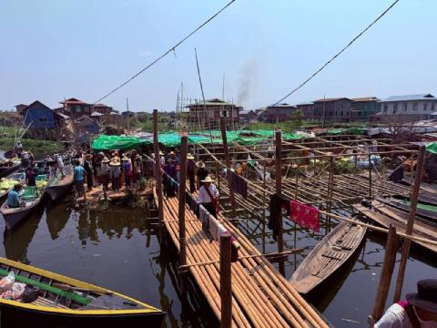 ငလျင်ဘေးသင့်ခဲ့သည့် အင်းလေးတွင် ယင်လုံအိမ်သာ အခက်အခဲ ဖြစ်နေ