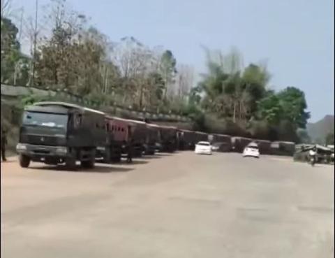 ယာဥ်အစီးရေ ရာချီပါဝင်သည့် ရမခ အလံလွှင့်ထူထားသည့် မြန်မာ့ တပ်မတော်ယာဥ်တန်း လားရှိုးမြို့သို့ဝင်ရောက်