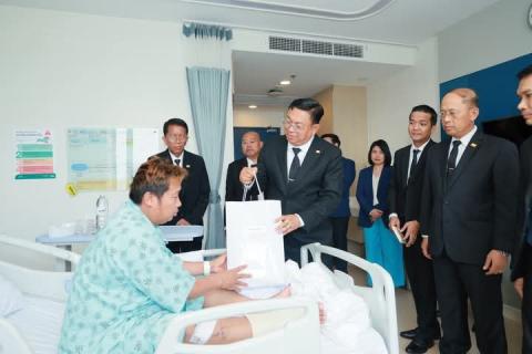 ငလျင်ကြောင့် ထိခိုက်ဒဏ်ရာရရှိခဲ့ပြီး ဆေးကုသမှုခံယူနေသည့် ထိုင်းရောက် မြန်မာနိုင်ငံသားများထံသို့ ဗိုလ်ချုပ်ကြီးမိုးအောင် သွားရောက် ကြည့်ရှုအားပေး