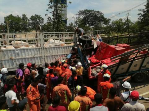 ရန်ကုန်-ပဲခူးကားလမ်းတွင် လမ်းဘေးရပ်ထားသည့် ၁၈ ဘီးကားကို ၆ ဘီးကားကအနောက်မှဝင်တိုက် ၁ ဦးသေဆုံး