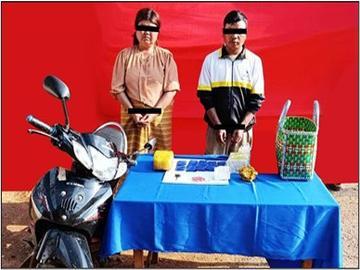 ပြစ်မှုကျူးလွန်သူများအား သိမ်းဆည်းရမိသည့် စိတ်ကြွရူးသွပ်ဆေးပြားများနှင့်အတူ တွေ့ရစဉ်။