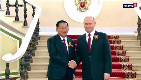 မြန်မာနိုင်ငံ ကိုယ်စားပြု တပ်မတော်ဂုဏ်ပြုစစ်ကြောင်းသည် ရင်ပြင်နီတွင် ချီတက်ဂုဏ်ပြု