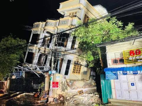 မန္တလေးတွင် မိုးသည်းထန်ရွာသွန်းမှုကြောင့် အဆောက်အဦးတစ်လုံး ထပ်မံပြိုကျ