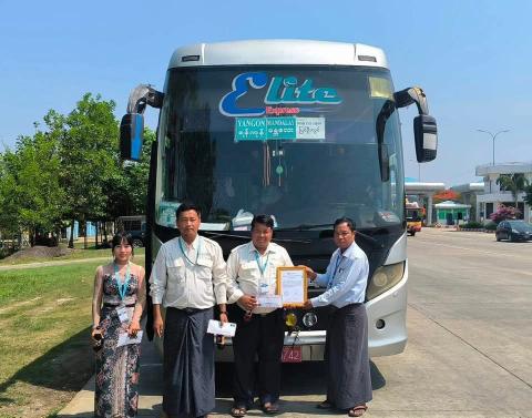 တိမ်းမှော-က်နေသည့်ခရီးသည်တင်ယာဥ်အတွင်းပိတ်မိနေသူများကိုကယ်ထုတ်ပေးခဲ့သော Elite Express ဝန်ထမ်းများကို မှတ်တမ်းတင်ဂုဏ်ပြုလွှာများပေးအပ်
