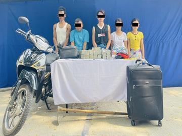 မန္တလေးတိုင်းဒေသကြီး၊ ချမ်းအေးသာစံမြို့နယ်၌ ငွေကျပ် သိန်း ၄,၃၅၄ တန်ဖိုးရှိ ရွှေထည်ပစ္စည်းမျိုးစုံနှင့် ငွေများအား ခိုးယူမှုကျူးလွန်ခဲ့သူ တရားခံ အမျိုးသား တစ်ဦး၊ သက်သေခံပစ္စည်းများ သိုဝှက်သိမ်းဆည်းပေးသူ တရားခံ အမျိုးသား နှစ်ဦးနှင့် အမျိုးသမီး နှစ်ဦးတို့အား သက်သေခံပစ္စည်းများနှင့်အတူ ဖော်ထုတ်ဖမ်းဆီးရမိမှု မှတ်တမ်းဓာတ်ပုံ။