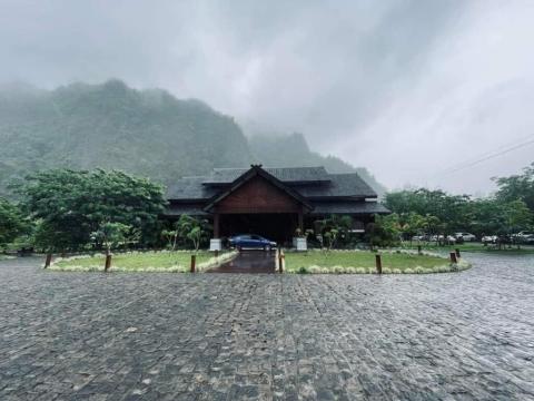 Monsoon tourists flock to Hpa-an as hotels fill up
