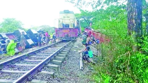 အကြမ်းဖက်သောင်းကျန်းသူအဖွဲ့က မိုင်းထောင်ဖောက်ခွဲဖျက်ဆီးမှုကြောင့် သိမ်ဆိပ်ဘူတာနှင့် ဒုံဝန်းဘူတာအကြား ရထားလမ်းချော်ကျပြီး လမ်းပိုင်းပျက်စီးခဲ့မှု ပြုပြင်ပြီးစီး၍ ရန်ကုန်-မော်လမြိုင်-ရန်ကုန်ရထားများ ပြန်လည်ပြေးဆွဲပေးလျက်ရှိ