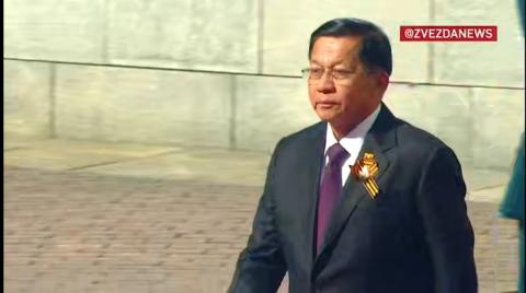 နိုင်ငံတကာမှခေါင်းဆောင်များသည် အောင်ပွဲခံချီတက်ပွဲအတွက် ကရင်မလင်သို့ ရောက်ရှိလာကြပြီး ဂုဏ်ပြုတပ်ဖွဲ့နှင့် သံစုံတီးဝိုင်းမှ ကော်ဇောနီဖြင့် ကြိုဆိုဂုဏ်ပြု