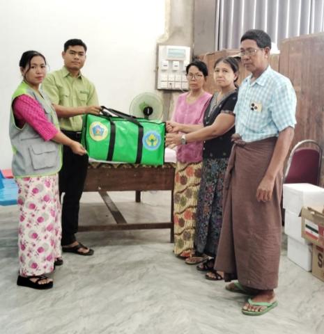 ကျောက်ဆည်မြို့တွင် လျှပ်စစ်ဝါယာရှော့ဖြစ်ကာ မီးဘေးသင့်ခဲ့သည့် မိသားစုအား ထောက်ပံ့ငွေနှင့် ထောက်ပံ့ပစ္စည်းများပေးအပ်