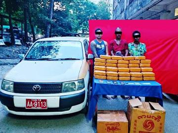 ပြစ်မှုကျူးလွန်သူများအား သိမ်းဆည်းရမိသည့် စိတ်ကြွရူးသွပ်ဆေးပြားများနှင့်အတူ တွေ့ရစဉ်။