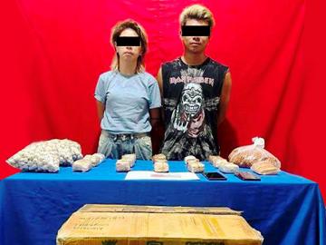 ပြစ်မှုကျူးလွန်သူများအား သိမ်းဆည်းရမိသည့် စိတ်ကြွရူးသွပ်ဆေးပြားများနှင့်အတူ တွေ့ရစဉ်။