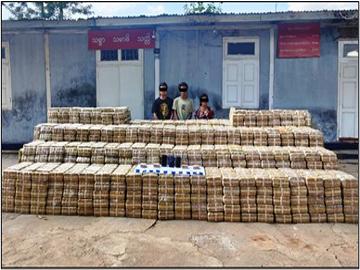 တရားခံများအား သိမ်းဆည်းရမိသည့် စိတ်ကြွရူးသွပ်ဆေးပြားများနှင့်အတူ တွေ့ရစဉ်။