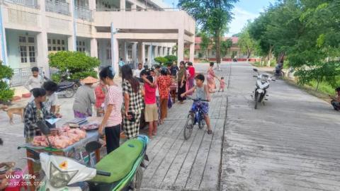 ကျောက်ဆည်မြို့၌ ပြည်သူ့သက်သာဈေးရောင်းချမှုဖြင့် အခြေခံ စားသောက်ကုန်များ ရောင်းချပေး