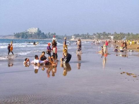 Despite rain, visitors still come to Chaungtha, Ngwehsaung beaches