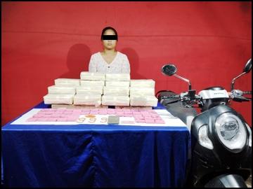 ပြစ်မှုကျူးလွန်သူအား ဖမ်းဆီးရမိသည့် စိတ်ကြွရူးသွပ်ဆေးပြားများနှင့်အတူ တွေ့ရစဉ်။