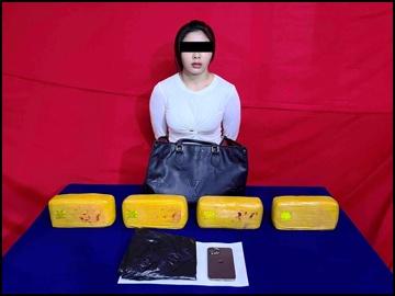 ပြစ်မှုကျူးလွန်သူအား ဖမ်းဆီးရမိသည့် မူးယစ်ဆေးဝါးများနှင့်အတူ တွေ့ရစဉ်။