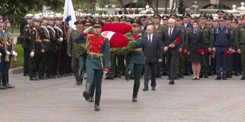 Putin attends ceremony at Tomb of Unknown Soldier