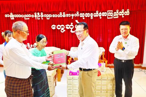 ဟင်္သာတမြို့နယ်၌ တိုးတက်ခိုင်မာအားကောင်းသည့် လူမှုအသိုက်အဝန်းဖော်ဆောင်ရေးလုပ်ငန်းများ ဆောင်ရွက်နေမှု ပြည်ထောင်စုဝန်ကြီး ဦးမောင်မောင်အုန်းနှင့် တိုင်းဒေသကြီးဝန်ကြီးချုပ် ဦးတင်မောင်ဝင်းတို့ ကြည့်ရှုအားပေး