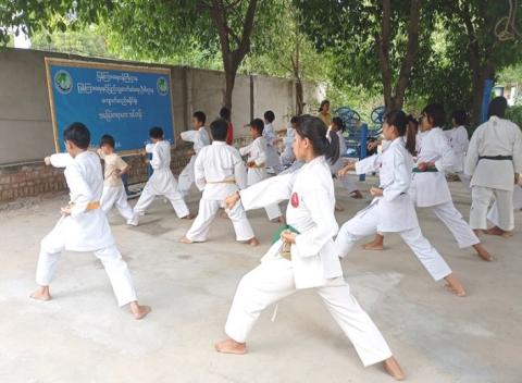 ကျောက်ဆည်မြို့တွင် လူငယ်များအချိန်ကို အကျိုးရှိစွာ အသုံးချတတ် စေရန်နှင့် ဘက်စုံဖွံ့ဖြိုးတိုးတက်စေရန် အခြေခံကရာတေးပညာများ သင်ကြားပေးလျက်ရှိ