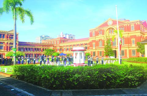 ၇၈) နှစ်မြောက် အာဇာနည်နေ့ ဝမ်းနည်းခြင်းအထိမ်းအမှတ် နိုင်ငံတော်အလံအား တိုင်ဝက်လျှော့ချလွှင့်ထူ၍ အလေးပြုခြင်းအခမ်းအနား ဝန်ကြီးများရုံး(ယခင်အတွင်းဝန်ရုံး)၌ ကျင်းပ
