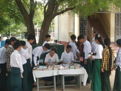 ရွေ့လျားစာကြည့်တိုက်  (Mobile Library) စနစ်ဖြင့်စစ်ကိုင်းမြို့ကျောင်းများတွင်စာအုပ်စာစောင်များအခမဲ့ငှားရမ်းပေးလျက်ရှိ