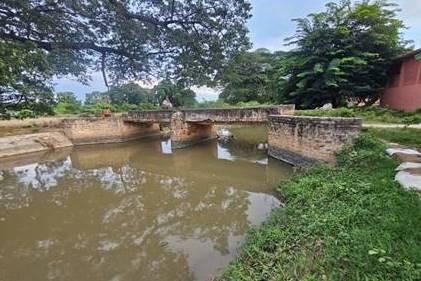 လယ်ယာထွက်ကုန်လုပ်ငန်းများ သယ်ယူရာတွင် အဆင်ပြေစေရေး ကွမ်းဆေးမြောင်းတွင် ကုန်ထုတ်တံတား (၁) စင်း အား ပြန်လည် ပြုပြင်ပေး
