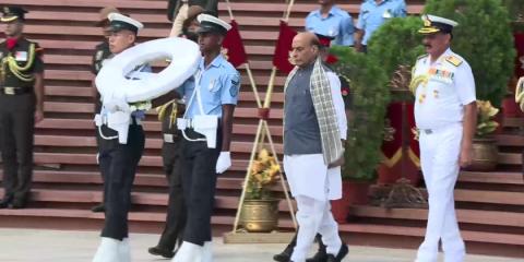 India’s Defense Minister pays tribute to Kargil martyrs