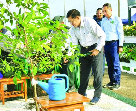နိုင်ငံတော်စီမံအုပ်ချုပ်ရေးကောင်စီဥက္ကဋ္ဌ နိုင်ငံတော်ဝန်ကြီးချုပ် ဗိုလ်ချုပ်မှူးကြီး မင်းအောင်လှိုင် ပြည်ထောင်စုနယ်မြေ နေပြည်တော် ၂၀၂၅ ခုနှစ် ဒုတိယအကြိမ် မိုးရာသီသစ်ပင်စိုက်ပျိုးပွဲသို့ တက်ရောက်၍ ခရေပျိုးပင်အား ဦးဆောင်စိုက်ပျိုးပေး