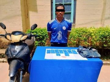 ပြစ်မှုကျူးလွန်သူအား ဖမ်းဆီးရမိသည့် စိတ်ကြွရူးသွပ်ဆေးပြားများနှင့်အတူ တွေ့ရစဉ်။