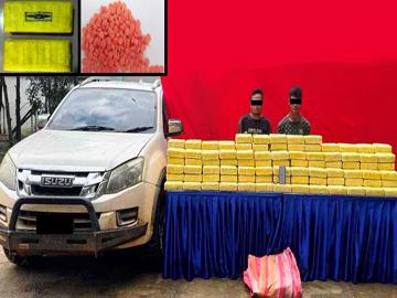 ပြစ်မှုူကျူးလွန်သူများအား ဖမ်းဆီးရမိသည့် စိတ်ကြွရူးသွပ်ဆေးပြားများနှင့်အတူ တွေ့ရစဉ်။
