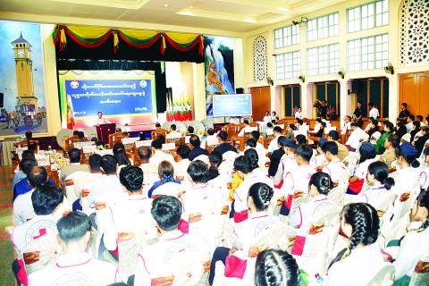 တိုးတက်ခိုင်မာအားကောင်းသည့် လူမှုအသိုက်အဝန်းဖော်ဆောင်ရေး ဆွေးနွေးပွဲတွင် ပြည်ထောင်စုဝန်ကြီး ဦးမောင်မောင်အုန်း တက်ရောက်ဆွေးနွေး