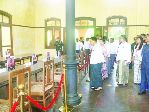 နိုင်ငံတော်စီမံအုပ်ချုပ်ရေးကောင်စီဥက္ကဋ္ဌ နိုင်ငံတော်ဝန်ကြီးချုပ် ဗိုလ်ချုပ်မှူးကြီး မင်းအောင်လှိုင် ဗိုလ်ချုပ်အောင်ဆန်းပြတိုက် (ရန်ကုန်) နှင့် ဝန်ကြီးများရုံး(အတွင်းဝန်ရုံး) ပြင်ဆင်ခင်းကျင်းပြသထားရှိမှုများ ကြည့်ရှုစစ်ဆေး