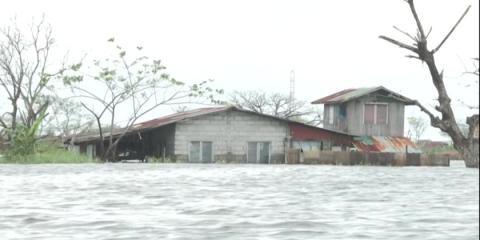 Boats bring Philippine flood victims to safety as death toll rises