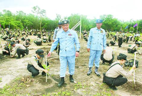 နိုင်ငံ့ဝန်ထမ်းတက္ကသိုလ် (အောက်မြန်မာပြည်) မိုးရာသီသစ်ပင်စိုက်ပွဲတော်ကျင်းပ