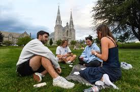 Young US college graduates face employment crisis