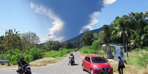 Indonesia volcano spews 18-kilometre ash tower